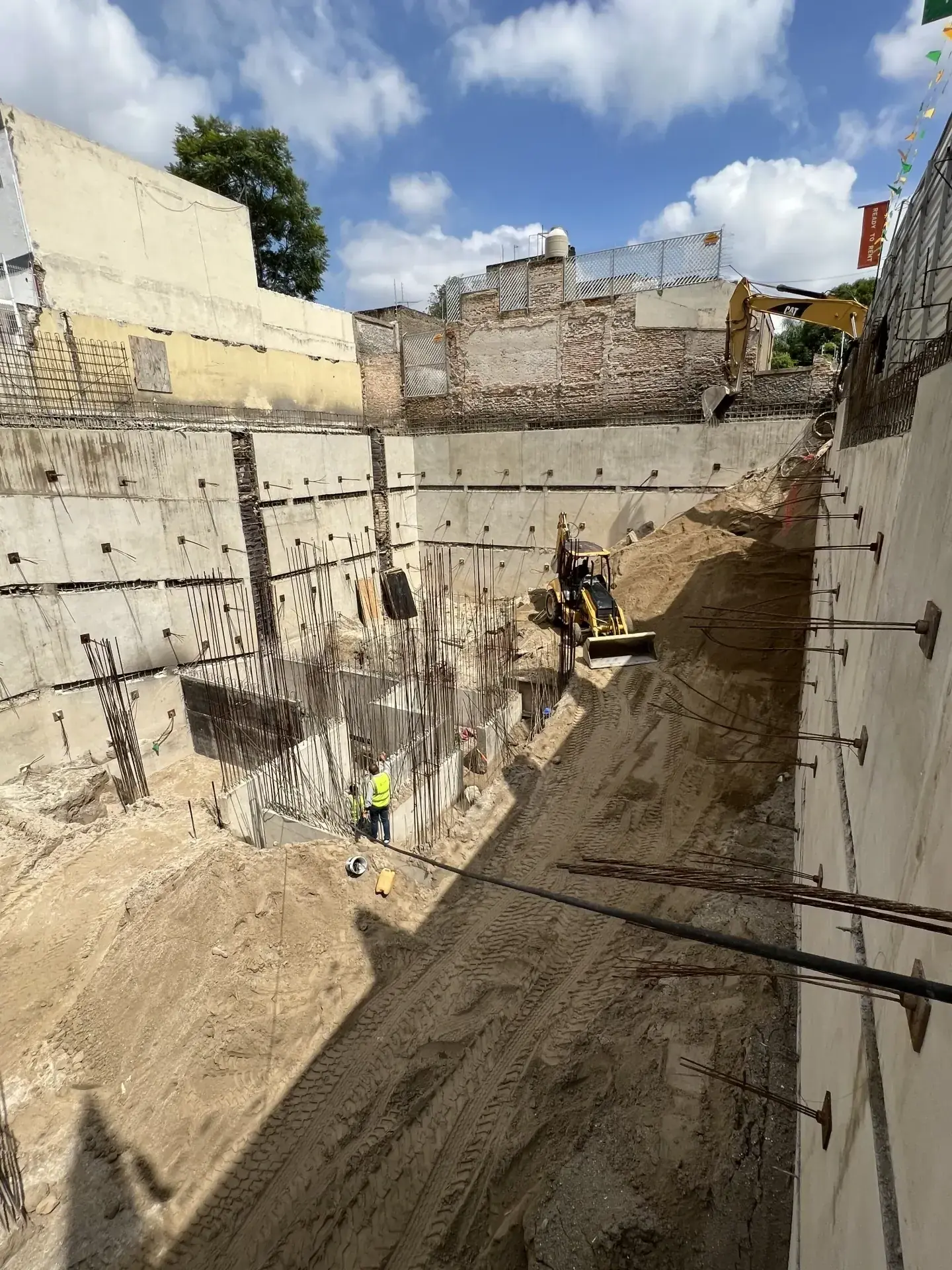 Servicio de demolicion comercial con personal y maquinaria especializada, enfocado en seguridad, retiro de escombro y avance de obra en Guadalajara, Jalisco.