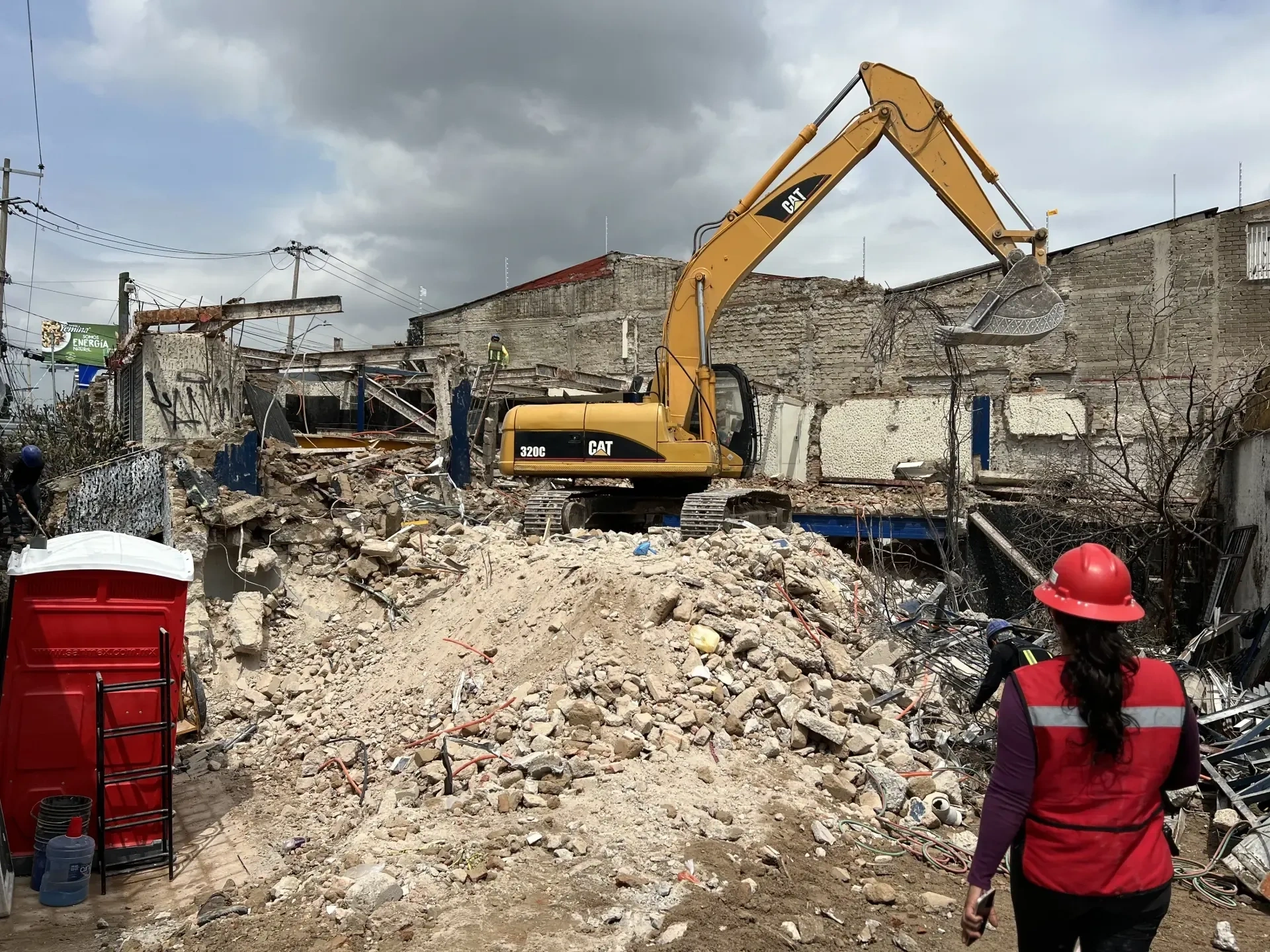 Servicio de demolicion comercial con personal y maquinaria especializada, enfocado en seguridad, retiro de escombro y avance de obra en Guadalajara, Jalisco.