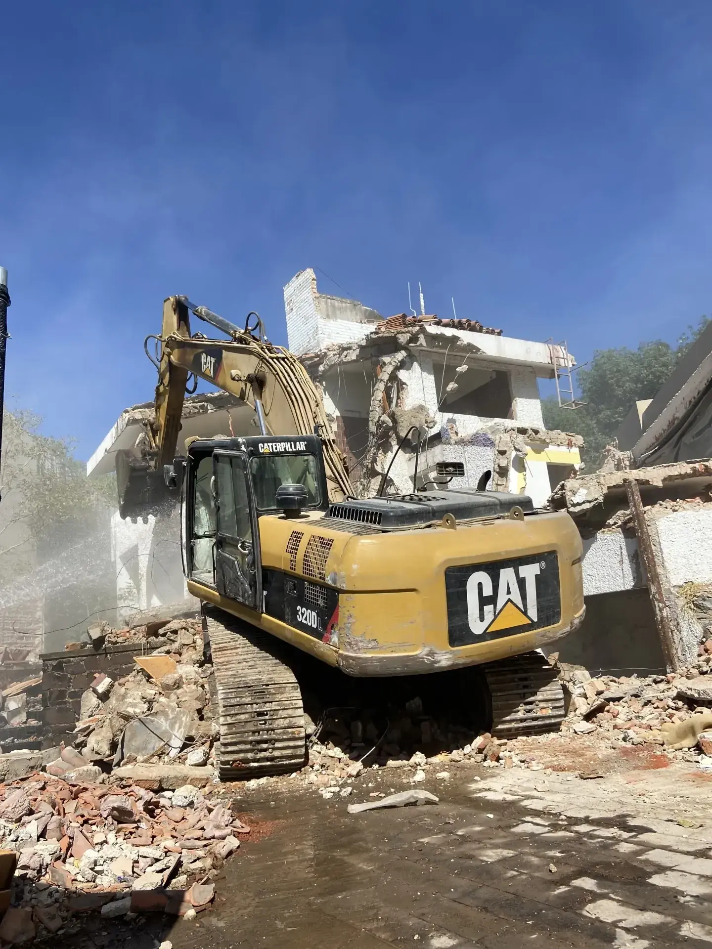 Servicio de demolicion comercial con personal y maquinaria especializada, enfocado en seguridad, retiro de escombro y avance de obra en Guadalajara, Jalisco.
