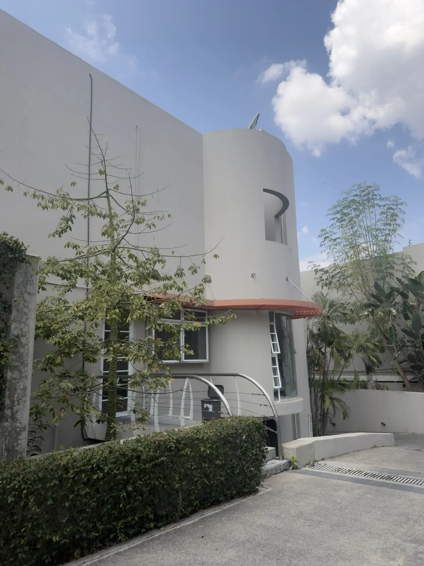 Servicio de demolicion comercial con personal y maquinaria especializada, enfocado en seguridad, retiro de escombro y avance de obra en Guadalajara, Jalisco.