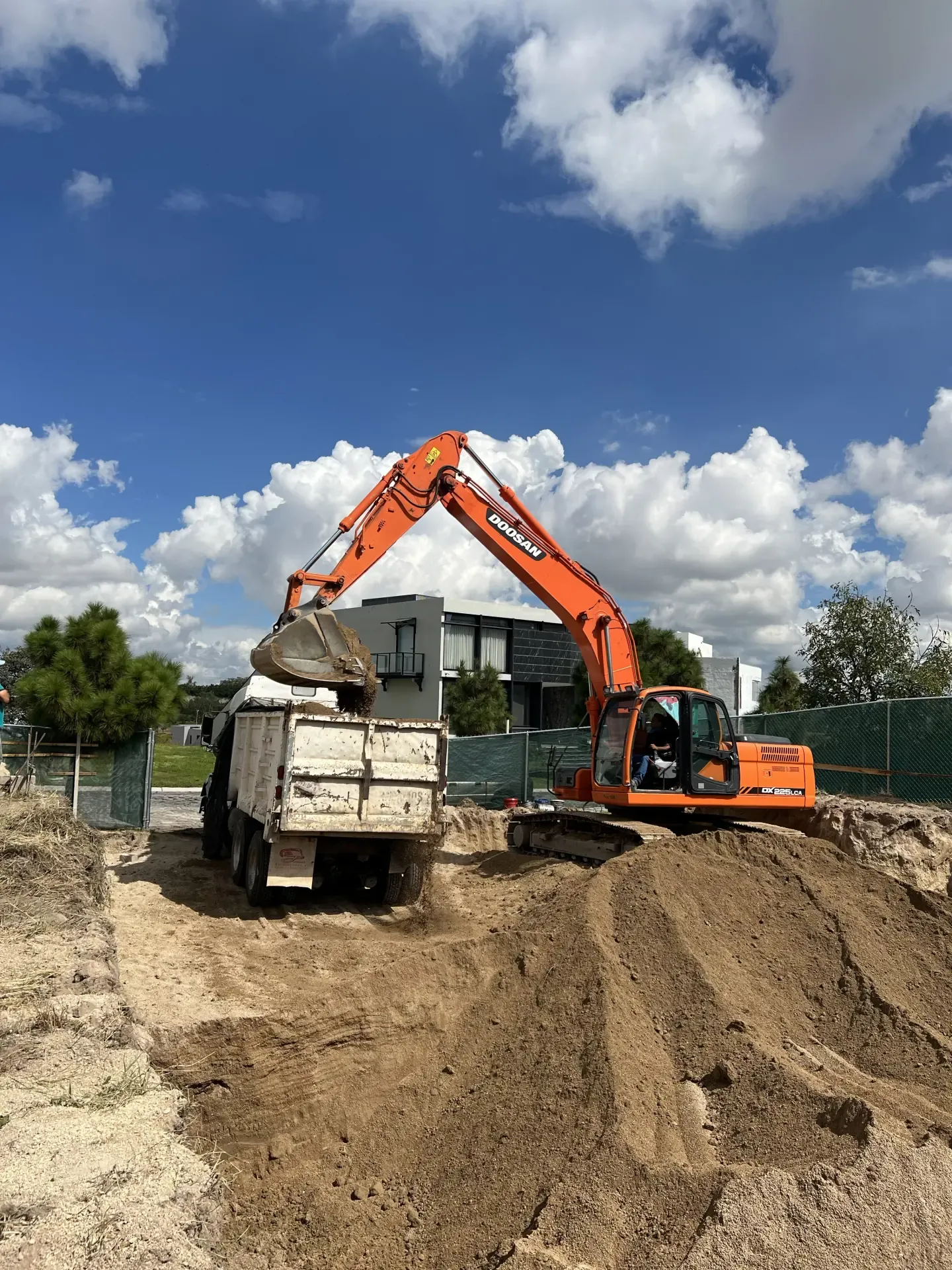 Servicio de demolicion residencial con personal y maquinaria especializada, enfocado en seguridad, retiro de escombro y avance de obra en Guadalajara, Jalisco.