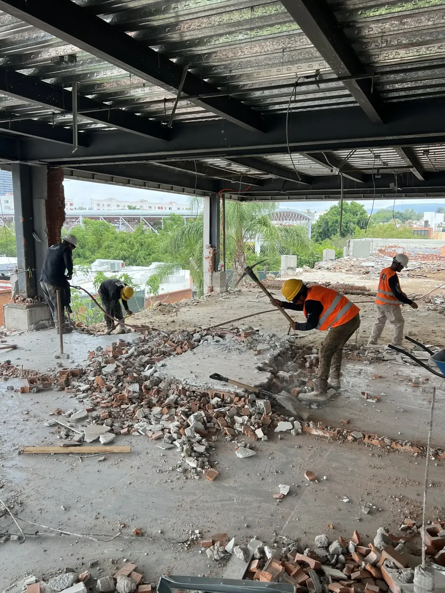 Servicio de maquinaria para demolicion con personal y maquinaria especializada, enfocado en seguridad, retiro de escombro y avance de obra en Guadalajara, Jalisco.