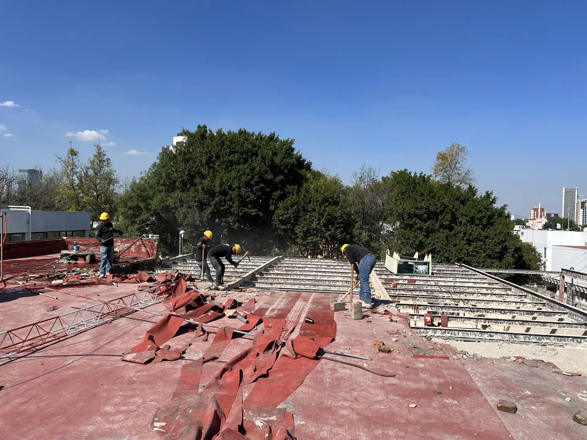 Servicio de maquinaria para demolicion con personal y maquinaria especializada, enfocado en seguridad, retiro de escombro y avance de obra en Guadalajara, Jalisco.