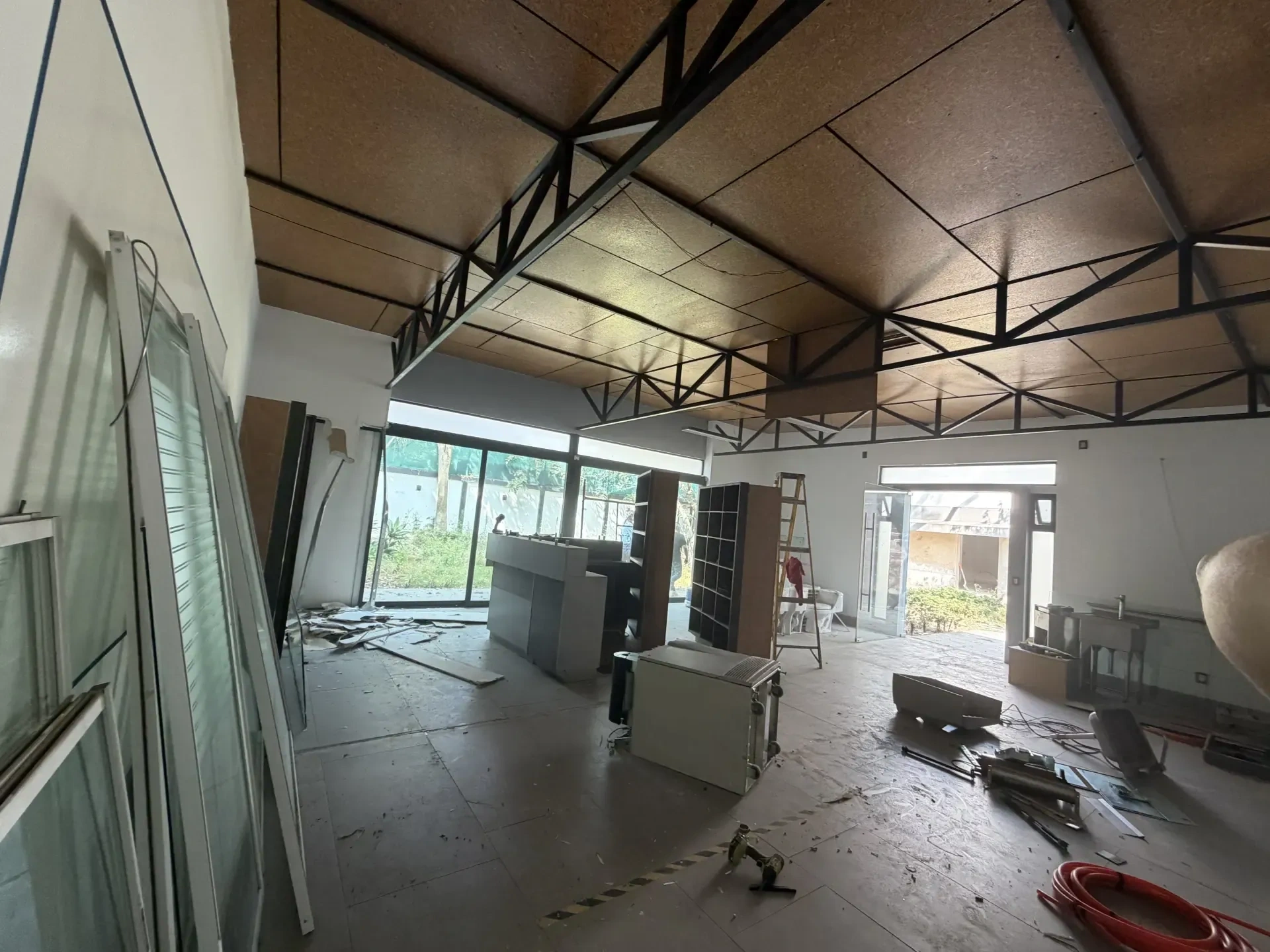 Servicio de maquinaria para demolicion con personal y maquinaria especializada, enfocado en seguridad, retiro de escombro y avance de obra en Guadalajara, Jalisco.