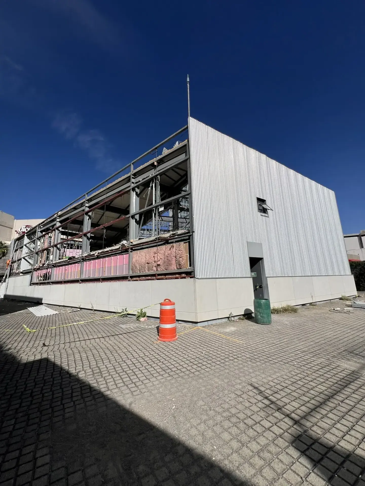 Servicio de maquinaria para demolicion con personal y maquinaria especializada, enfocado en seguridad, retiro de escombro y avance de obra en Guadalajara, Jalisco.