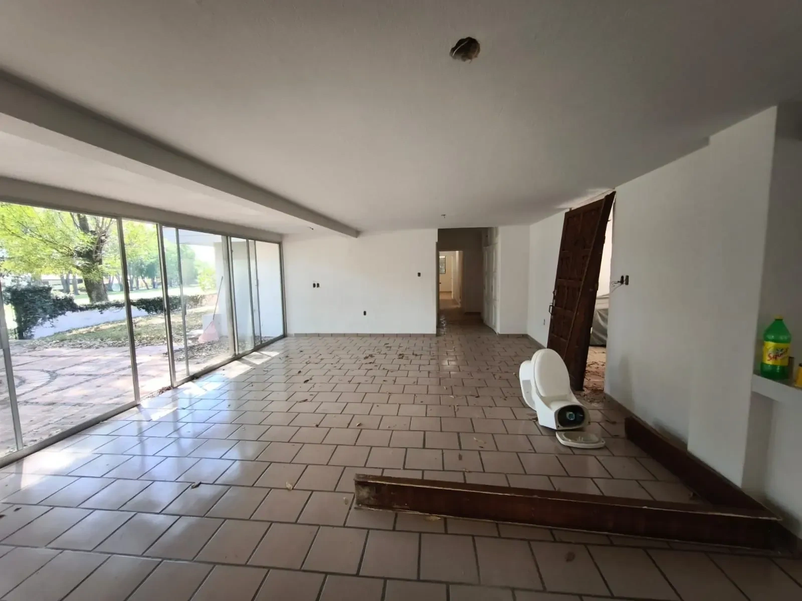Servicio de maquinaria para demolicion con personal y maquinaria especializada, enfocado en seguridad, retiro de escombro y avance de obra en Guadalajara, Jalisco.