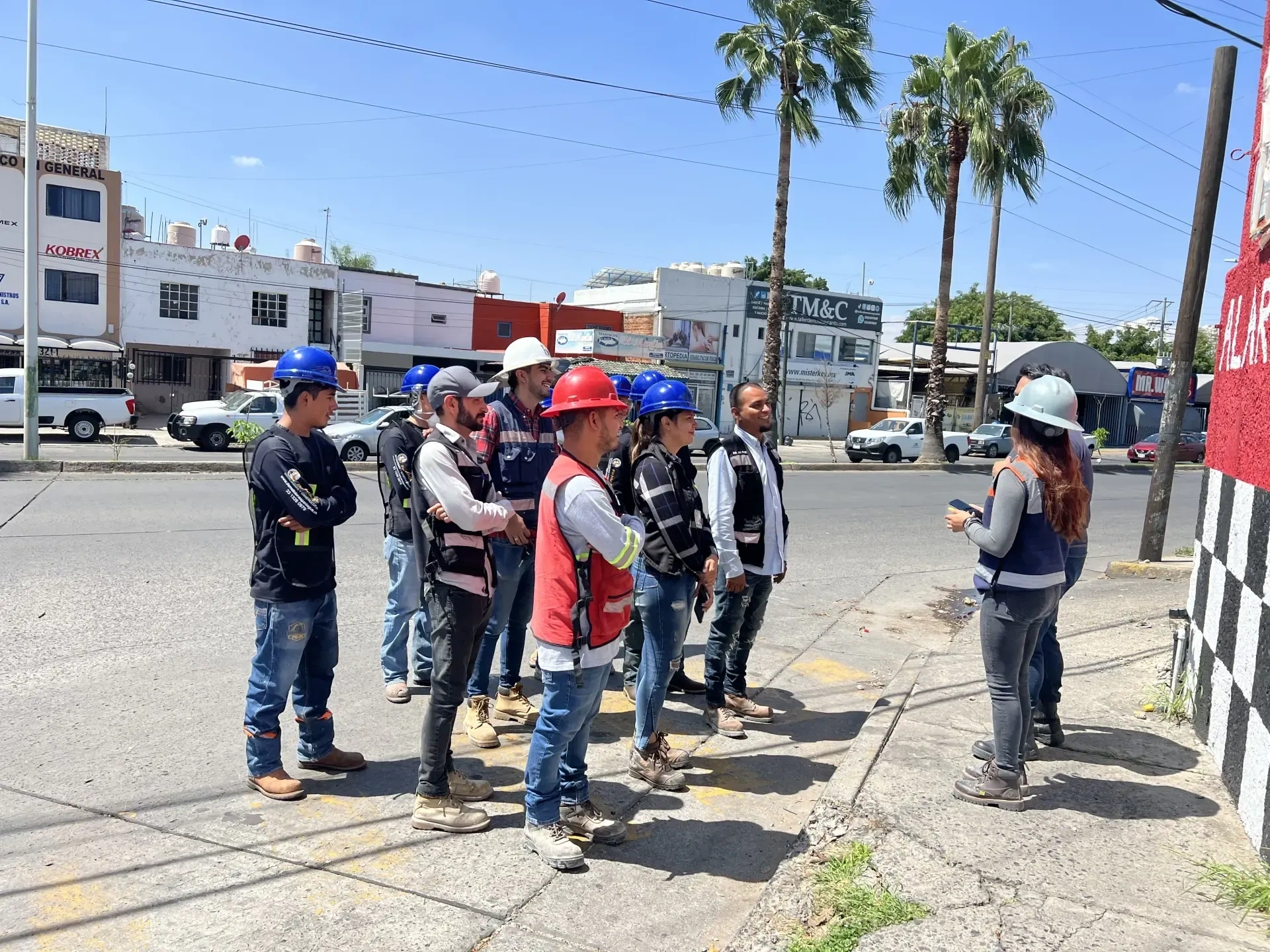 Servicio de movimiento de tierra con personal y maquinaria especializada, enfocado en seguridad, retiro de escombro y avance de obra en Guadalajara, Jalisco.