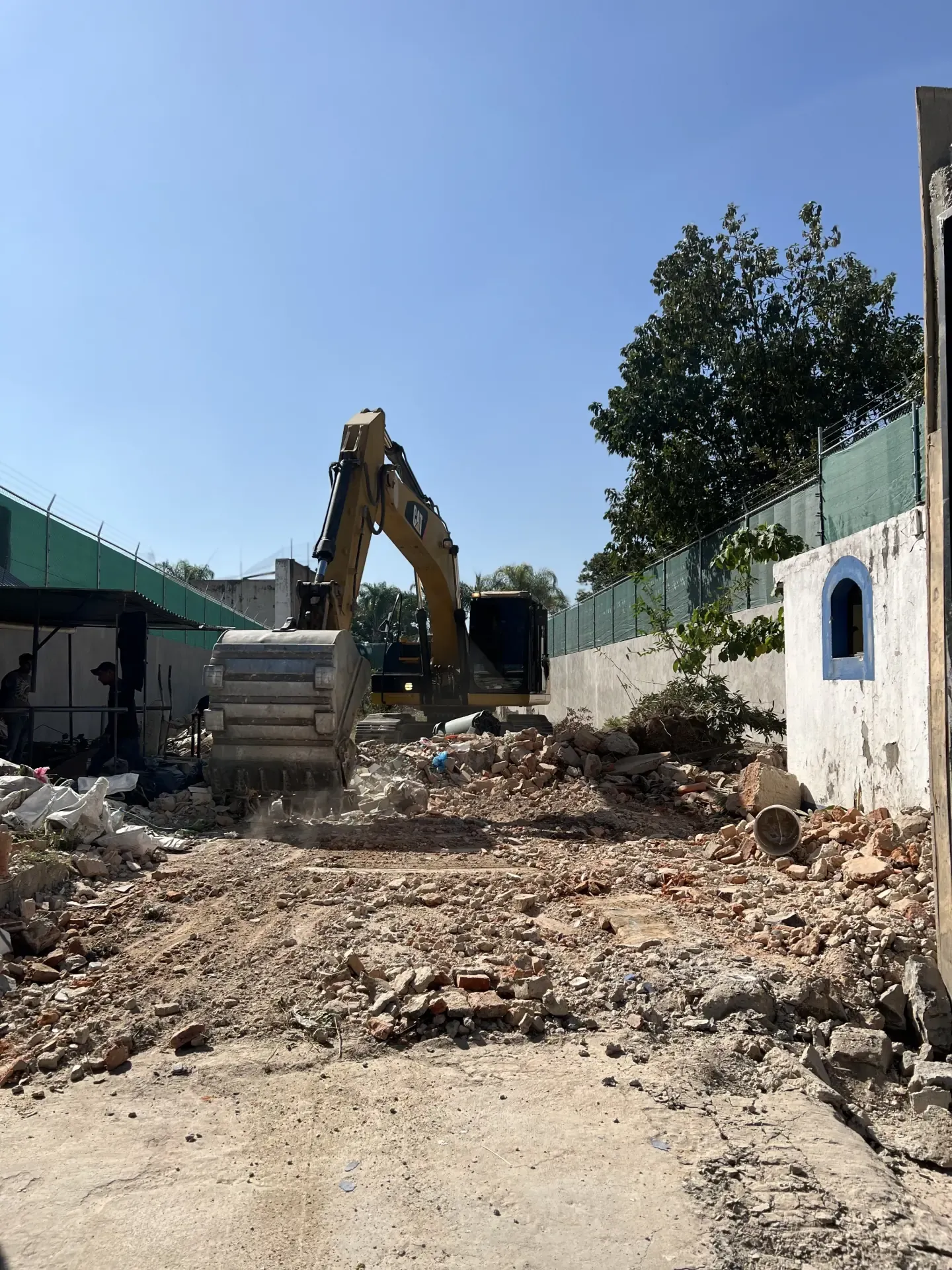 Servicio de movimiento de tierra con personal y maquinaria especializada, enfocado en seguridad, retiro de escombro y avance de obra en Guadalajara, Jalisco.