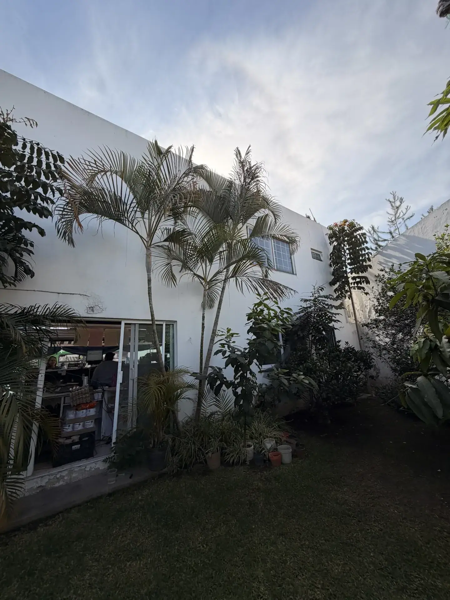 Servicio de movimiento de tierra con personal y maquinaria especializada, enfocado en seguridad, retiro de escombro y avance de obra en Guadalajara, Jalisco.