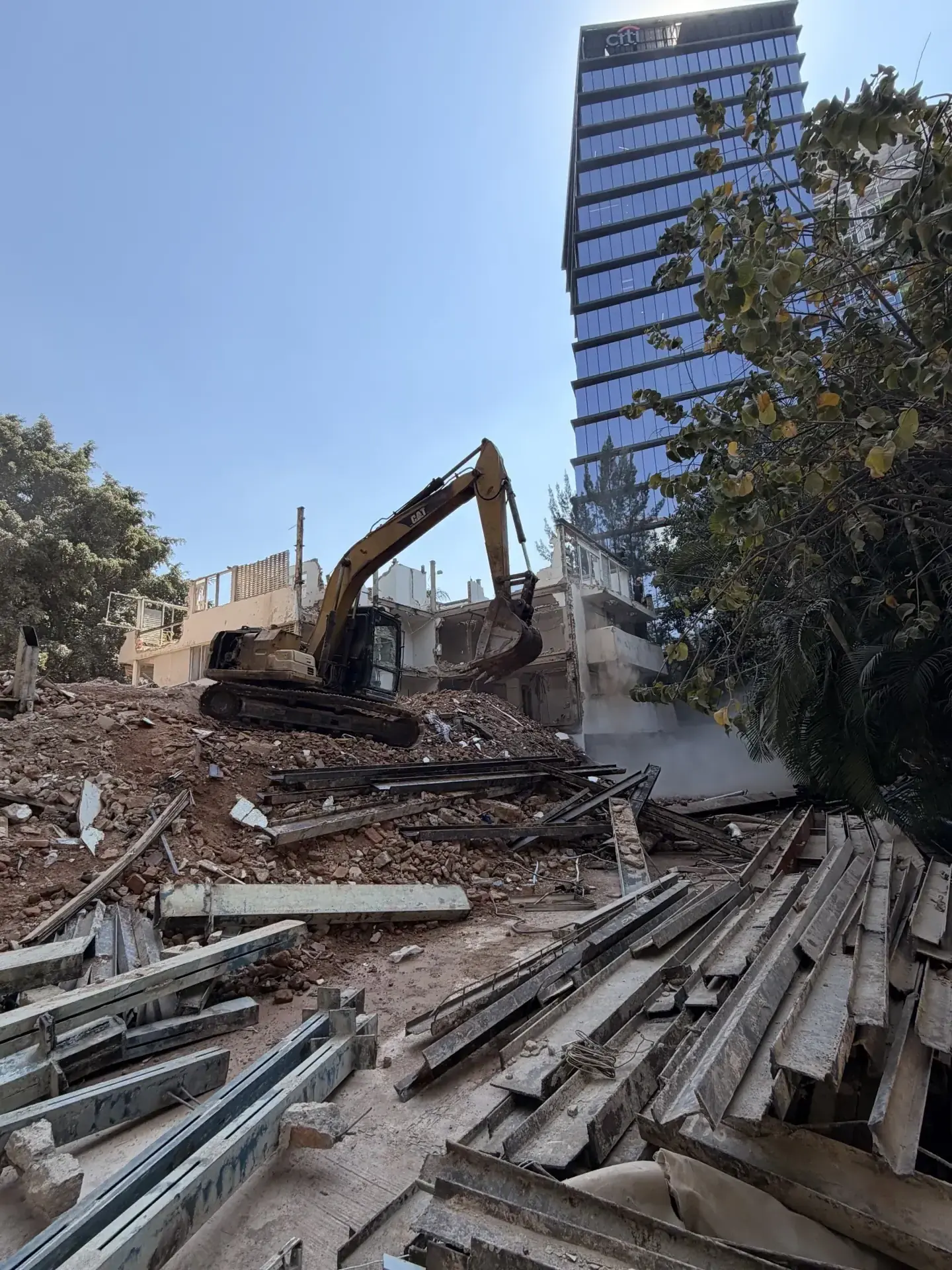 Servicio de movimiento de tierra con personal y maquinaria especializada, enfocado en seguridad, retiro de escombro y avance de obra en Guadalajara, Jalisco.