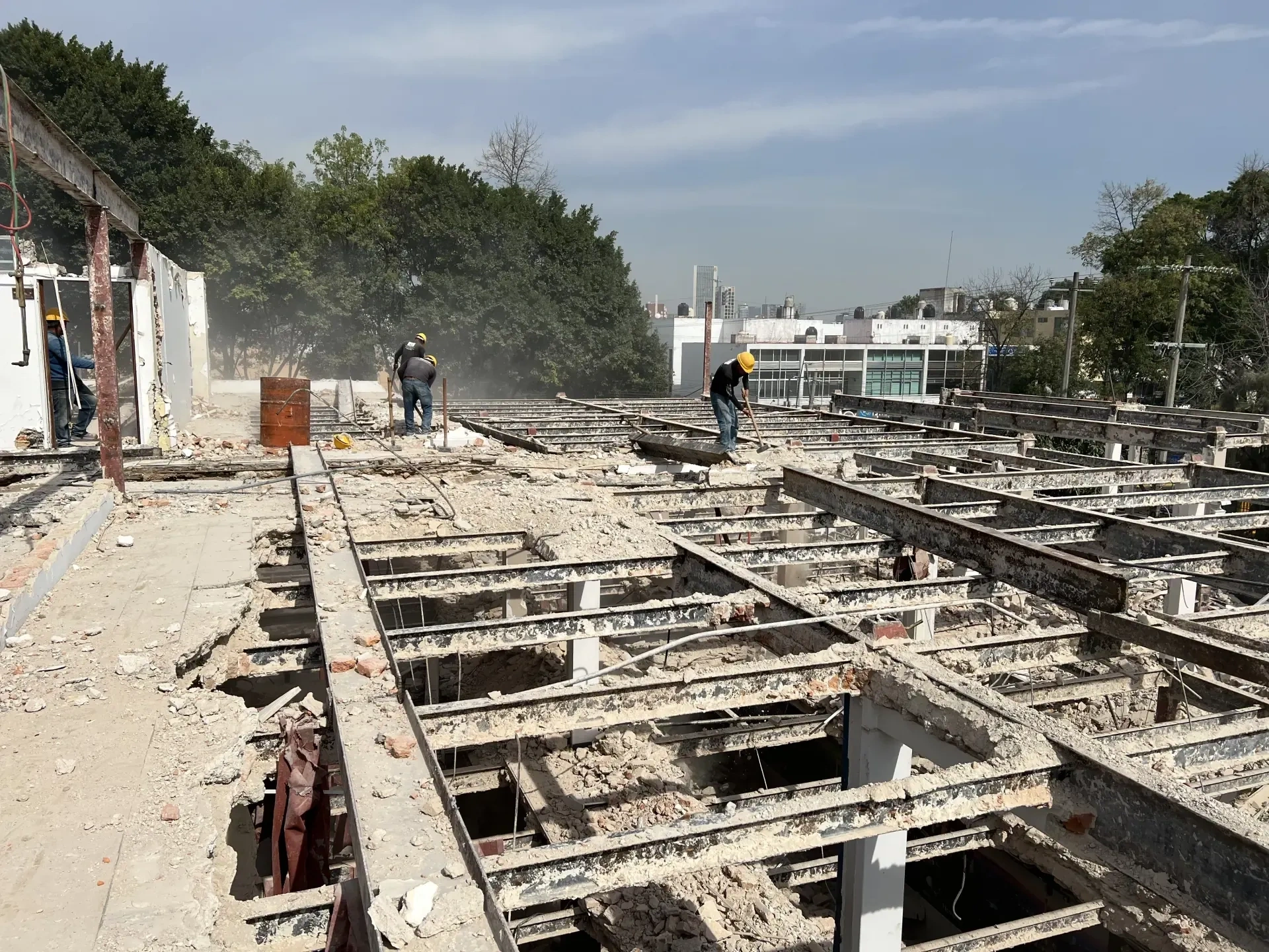 Servicio de trabajo en concreto con personal y maquinaria especializada, enfocado en seguridad, retiro de escombro y avance de obra en Guadalajara, Jalisco.