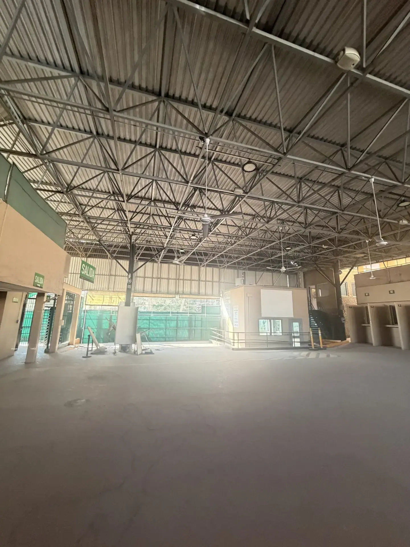 Servicio de trabajo en concreto con personal y maquinaria especializada, enfocado en seguridad, retiro de escombro y avance de obra en Guadalajara, Jalisco.