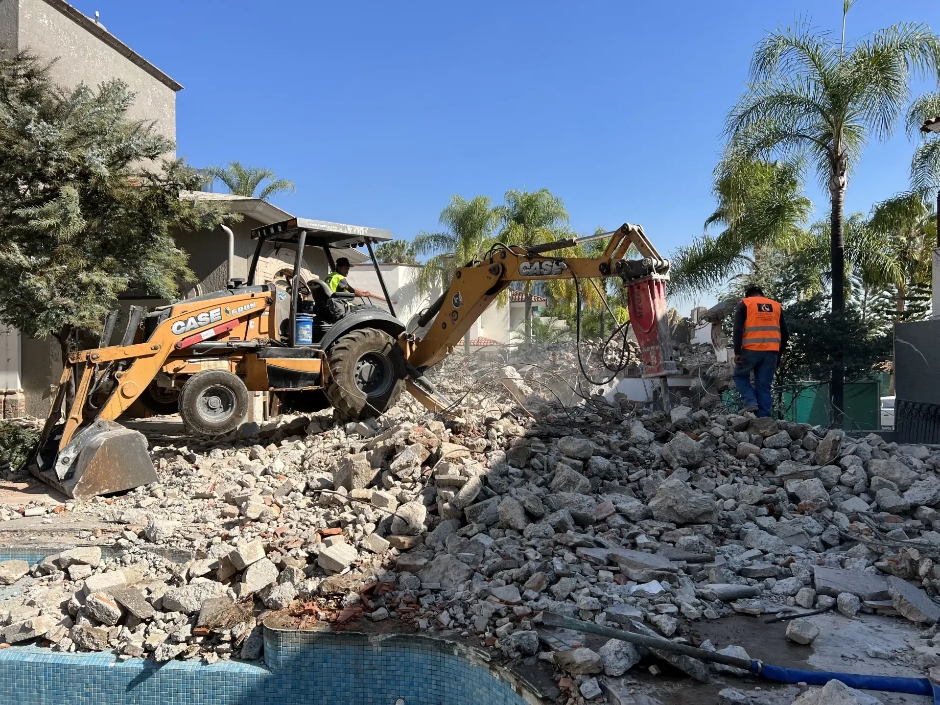 Servicio de trabajo en concreto con personal y maquinaria especializada, enfocado en seguridad, retiro de escombro y avance de obra en Guadalajara, Jalisco.